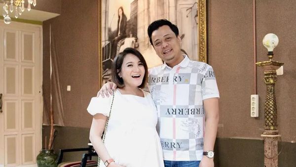 Serunya Kiki Amalia Kulineran dan Jajan Es Krim Durian Bareng Suami