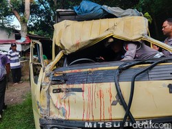 Truk Rombongan Peziarah Terguling di Bandung Barat, 5 Orang Tewas