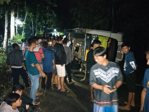 Ikuti Google Maps, Truk Isi Daging Beku Terguling di Tunggangan Wonogiri