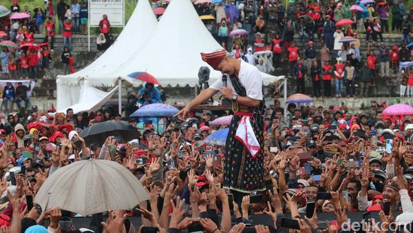 Lautan Manusia Sambut Ganjar Pranowo di Stadion Golo Dukar Manggarai