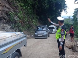 Longsor Batu di Tompo Ladang Dibersihkan, Akses Jalan Maros-Bone Buka Tutup
