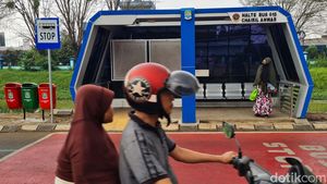 Melihat Halte Modern di Bekasi