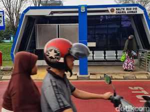 Melihat Halte Modern di Bekasi