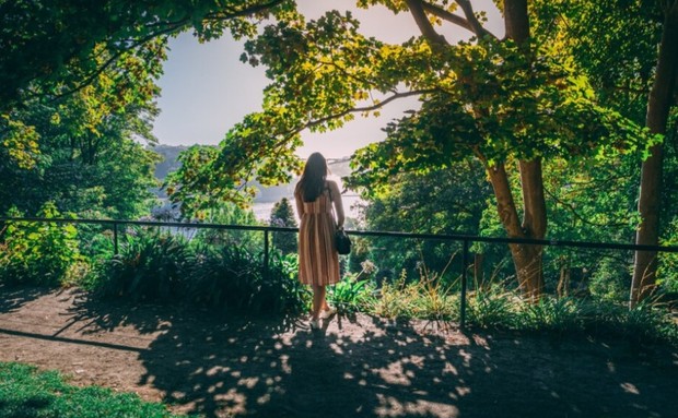 Menghilangkan stres/ foto: Freepik/ wirestock erempuan berdiri di tengah hutan