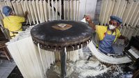 Mengintip Dapur Pembuatan Mi Tradisional China di Surabaya