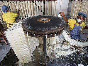 Mengintip Dapur Pembuatan Mi Tradisional China di Surabaya