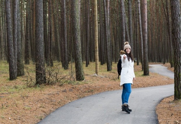 Menjaga Alam/ foto: Freepik/ freepik Perempuan di tengah hutan