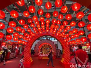 Merah Merona Pusat Perbelanjaan Jelang Imlek