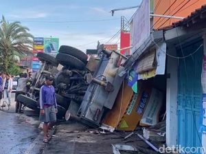 Mobil Crane Tabrak Rumah-Terguling di Brebes, Sopir dan Penumpang Tewas Mobil Crane Tabrak Rumah-Terguling di Brebes, Sopir dan Penumpang Tewas