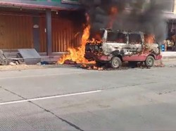 Mobil Carry Terbakar Depan Pasar Ngawen Blora, 5 Terluka