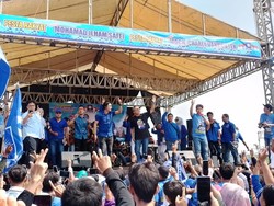 Pecah! Ratusan Warga-Kader PAN Sambut Zulhas dan Charly di Indramayu