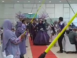 Bukan Pedang Pora, Pasangan Pengantin Viral Ini Disambut Mancing Pora