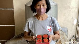 Pedagang Kue Keranjang di Surabaya Banjir Pesanan Jelang Imlek