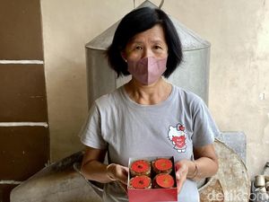 Pedagang Kue Keranjang di Surabaya Banjir Pesanan Jelang Imlek Pedagang Kue Keranjang di Surabaya Banjir Pesanan Jelang Imlek