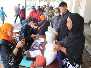 4,4 Juta Keluarga di Jabar Mulai Terima Bantuan 10 Kilogram Beras 4,4 Juta Keluarga di Jabar Mulai Terima Bantuan 10 Kilogram Beras