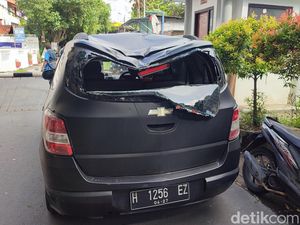 Penyok! Pohon Tumbang Timpa Mobil di Depan SMK Grafika Semarang