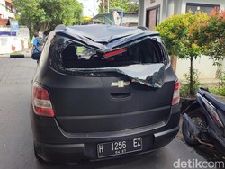 Penyok! Pohon Tumbang Timpa Mobil di Depan SMK Grafika Semarang