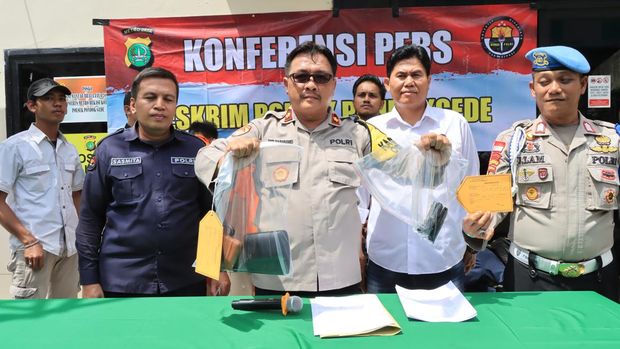 Polisi menangkap begal bermodus tabrakan di Bekasi.