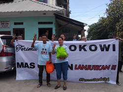 Relawan Gibran Bagikan Makanan dan Susu Gratis ke Warga Rusun di Jakpus