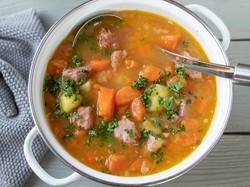 Resep Sup Tetelan Sapi dan Sayuran yang Gurih Segar Untuk Penghangat Badan