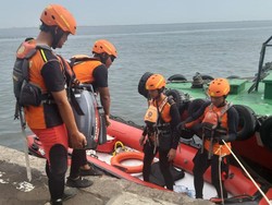 Nelayan Hilang Usai Kapal Dihantam Ombak Besar di Muara Kali Baru Jakut