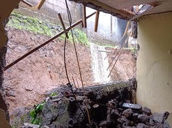 Hujan Deras, Senderan Jebol Timpa Rumah di Karangasem