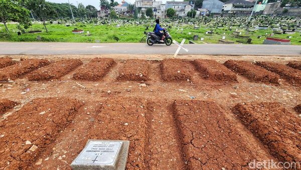 Sering Kebanjiran, Makam di TPU Tanah Kusir Ditinggikan