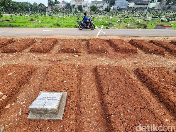 Sering Kebanjiran, Makam di TPU Tanah Kusir Ditinggikan