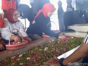 Momen Atikoh Ziarah ke Makam Bung Karno di Blitar