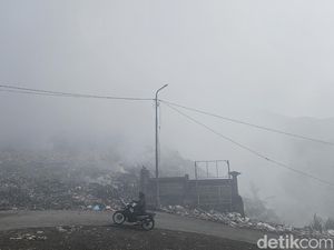 Hari Keempat Kebakaran TPA Sente, Asap Tebal Keluar dari Semua Titik Hari Keempat Kebakaran TPA Sente, Asap Tebal Keluar dari Semua Titik