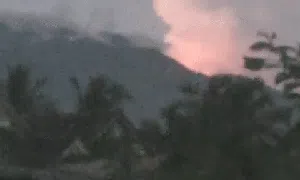 Heboh Video Kilatan Cahaya di Atas Gunung Galunggung