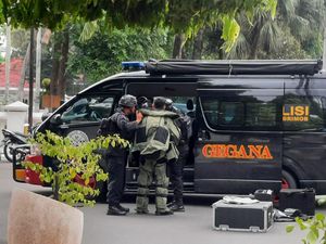 Ini Isi Tas Mencurigakan di Depan Balai Kota Kediri yang Diamankan Tim Jibom Ini Isi Tas Mencurigakan di Depan Balai Kota Kediri yang Diamankan Tim Jibom