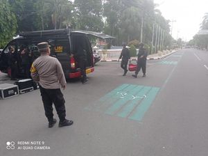 Tim Jibom Polda Jatim Amankan Tas Mencurigakan di Depan Balai Kota Kediri Tim Jibom Polda Jatim Amankan Tas Mencurigakan di Depan Balai Kota Kediri