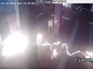 Pria Sunter Mengaku Dengar Suara Ganggu Jiwanya Sebelum Bakar Sajadah Masjid Pria Sunter Mengaku Dengar Suara Ganggu Jiwanya Sebelum Bakar Sajadah Masjid