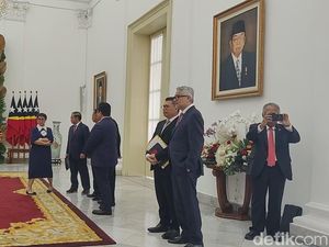 Tak Lagi Pakai HP Jadul, Menteri PUPR Basuki Kini Pakai Smartphone Tak Lagi Pakai HP Jadul, Menteri PUPR Basuki Kini Pakai Smartphone