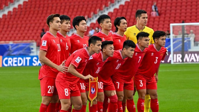 The Vietnam national team players are posing for a team photo before the AFC Asian Cup 2023 match between Japan and Vietnam at Al Thumama Stadium in Doha, Qatar, on January 14, 2023. (Photo by Noushad Thekkayil/NurPhoto via Getty Images)