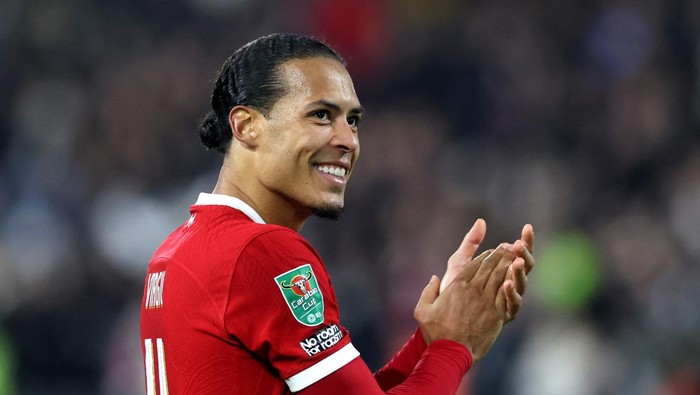 Soccer Football - Carabao Cup - Semi-Final - Second Leg - Fulham v Liverpool - Craven Cottage, London, Britain - January 24, 2024 Liverpools Virgil van Dijk celebrates after the match Action Images via Reuters/Paul Childs NO USE WITH UNAUTHORIZED AUDIO, VIDEO, DATA, FIXTURE LISTS, CLUB/LEAGUE LOGOS OR LIVE SERVICES. ONLINE IN-MATCH USE LIMITED TO 45 IMAGES, NO VIDEO EMULATION. NO USE IN BETTING, GAMES OR SINGLE CLUB/LEAGUE/PLAYER PUBLICATIONS.