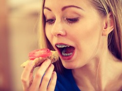 Sering Kalap Saat Makan Bareng Teman-Orang Terdekat? Ada Penjelasan Ilmiahnya