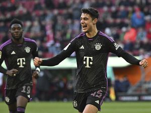 Augsburg Vs Bayern: Kane Cetak Gol, Die Roten Menang 3-2 Augsburg Vs Bayern: Kane Cetak Gol, Die Roten Menang 3-2