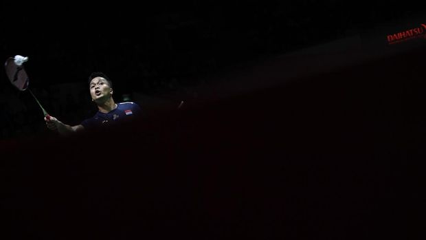 Pebulu tangkis tunggal putra Indonesia Anthony Sinisuka Ginting mengembalikan kok ke arah lawannya Loh Kean Yew asal Singapura pada pertandingan babak perempat final turnamen Daihatsu Indonesia Masters 2024 di Istora Senayan, Gelora Bung Karno (GBK), Jakarta, Jumat (26/1/2024). Ginting lolos ke semifinal usai menang dengan dua gim langsung 21-17, 21-19. ANTARA FOTO/M Risyal Hidayat/Spt.