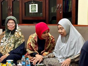 Atikoh Temui Tokoh Muslimat NU di Blitar, Minta Doa Negara Sejahtera-Damai Atikoh Temui Tokoh Muslimat NU di Blitar, Minta Doa Negara Sejahtera-Damai