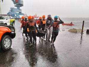 Bakamla Evakuasi Nelayan yang Tenggelam di Muara Kalibaru Jakut Bakamla Evakuasi Nelayan yang Tenggelam di Muara Kalibaru Jakut