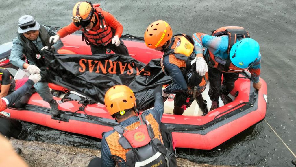 Bakamla RI Evakuasi Korban Kapal Terbalik di Muara Kalibaru Bakamla RI Evakuasi Korban Kapal Terbalik di Muara Kalibaru