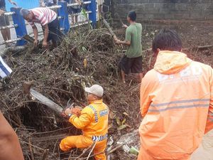 Banjir Bandang Terjang Desa Joho Tulungagung gegara Jembatan Tersumbat Sampah Banjir Bandang Terjang Desa Joho Tulungagung gegara Jembatan Tersumbat Sampah