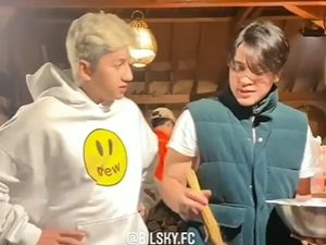 Gaya Billy Syahputra Saat Makan di Pinggir Jalan hingga Bikin Surabi Gaya Billy Syahputra Saat Makan di Pinggir Jalan hingga Bikin Surabi