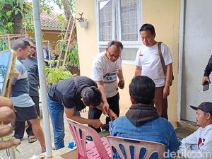 Gelagat Aneh Dua Pria Cianjur Mengorek Plastik Berakhir Diciduk Polisi