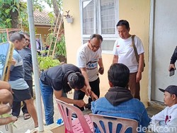 Gelagat Aneh Dua Pria Cianjur Mengorek Plastik Berakhir Diciduk Polisi