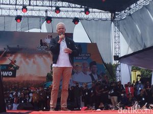 Hadiri Hajatan Rakyat di Cirebon, Ganjar Singgung Kasus Aiman
