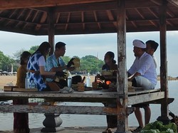Gaya Gibran dan Istri Meracik Jamu di Pantai Mertasari