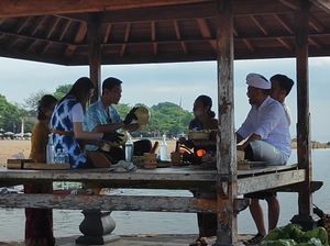 Gaya Gibran dan Istri Meracik Jamu di Pantai Mertasari Gaya Gibran dan Istri Meracik Jamu di Pantai Mertasari